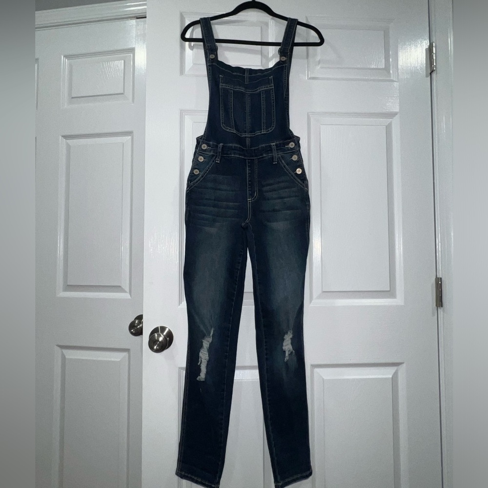 Kancan Estilo bib overalls with front pocket. Great distressed look.